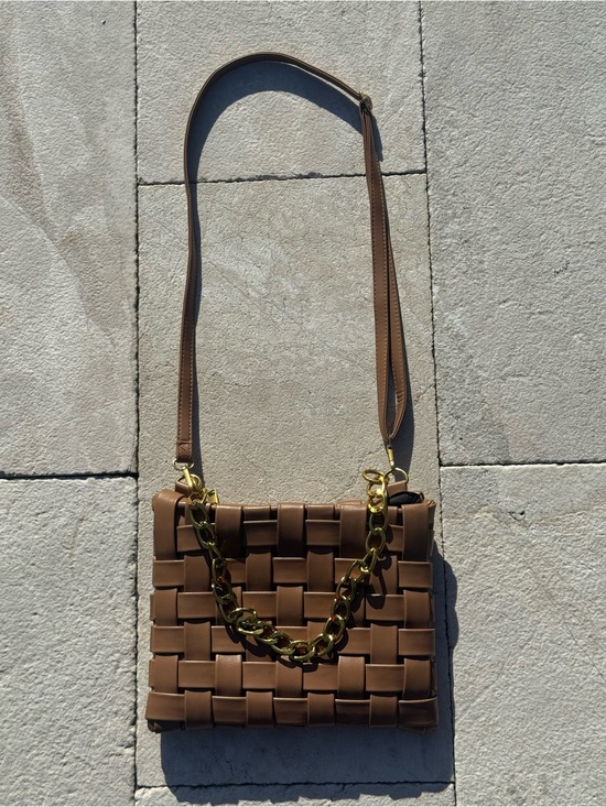 superdown Handbags - Superdown Woven Faux Leather Crossbody Bag Camel Brown Gold Chain
